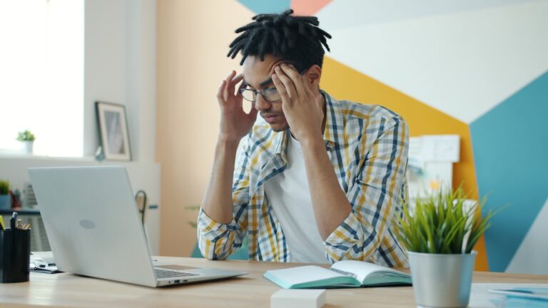 Photo frustrated user leaving